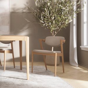 Cadeira com encosto e assento forrados a tecido e pés em carvalho. Um modelo único e moderno ideal para a sua sala de jantar.