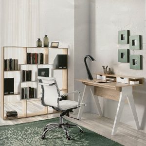 Cadeira de escritório giratória, ajustável em altura e costa, com estrutura em metal cromado e revestida a imitação de pele. Uma peça ideal para complementar o seu espaço de trabalho.
