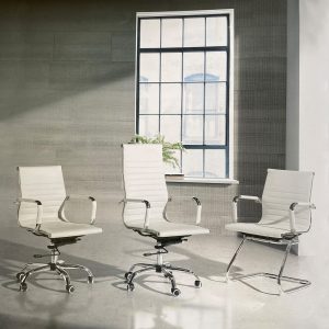 Cadeira de escritório giratória, ajustável em altura e costa, com estrutura em metal cromado e revestida a imitação de pele. Uma peça que trará elegância e conforto ao seu espaço de trabalho.