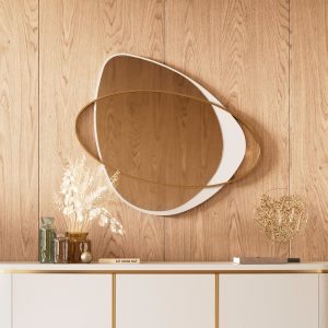 Espelho de forma irregular com pormenor em lacado alto brilho, atravessado por um detalhe em aço pintado à cor latão. Moderno e único, adapta-se a qualquer divisão da sua casa.