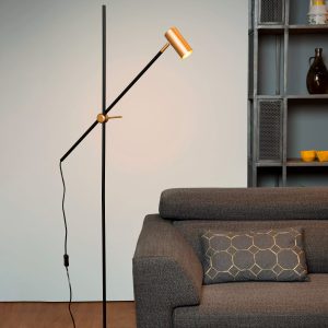 Candeeiro de pé com base preta e pormenor pintado à cor latão. Um design minimalista perfeito para o seu escritório ou sala de estar.
