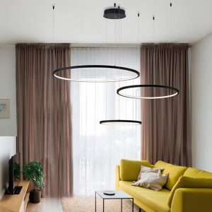 Candeeiro de teto com três círculos de diferentes alturas e tamanhos, em alumínio preto mate com luz LED integrada. Uma peça moderna de linhas orgânicas ideais para um sala de estar.