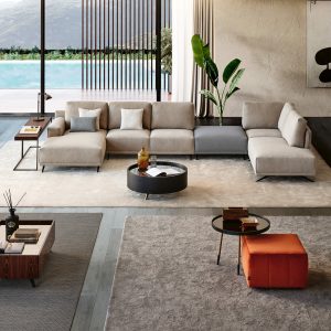 Sofá revestido a tecido com pés inclinados em ferro preto mate. Um sofá elegante e moderno pensado para ambientes minimalistas.