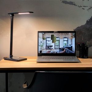 Candeeiro de secretária em metal preto mate com carregador wireless. Perfeito para iluminar os seus momentos de trabalho ou estudo.